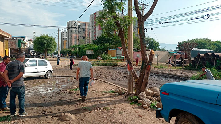 La vía fue cerrada por los habitantes en la mañana de este martes.