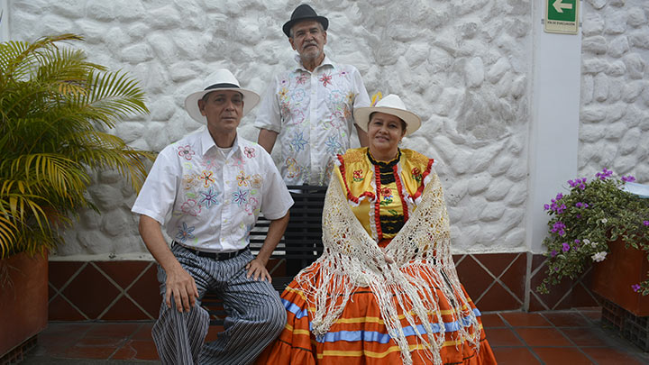 Las parejas más antiguas de este grupo de danzas se presentaron este 16 de noviembre, en la Biblioteca Pública Julio Pérez Ferrero./Foto: La Opinión