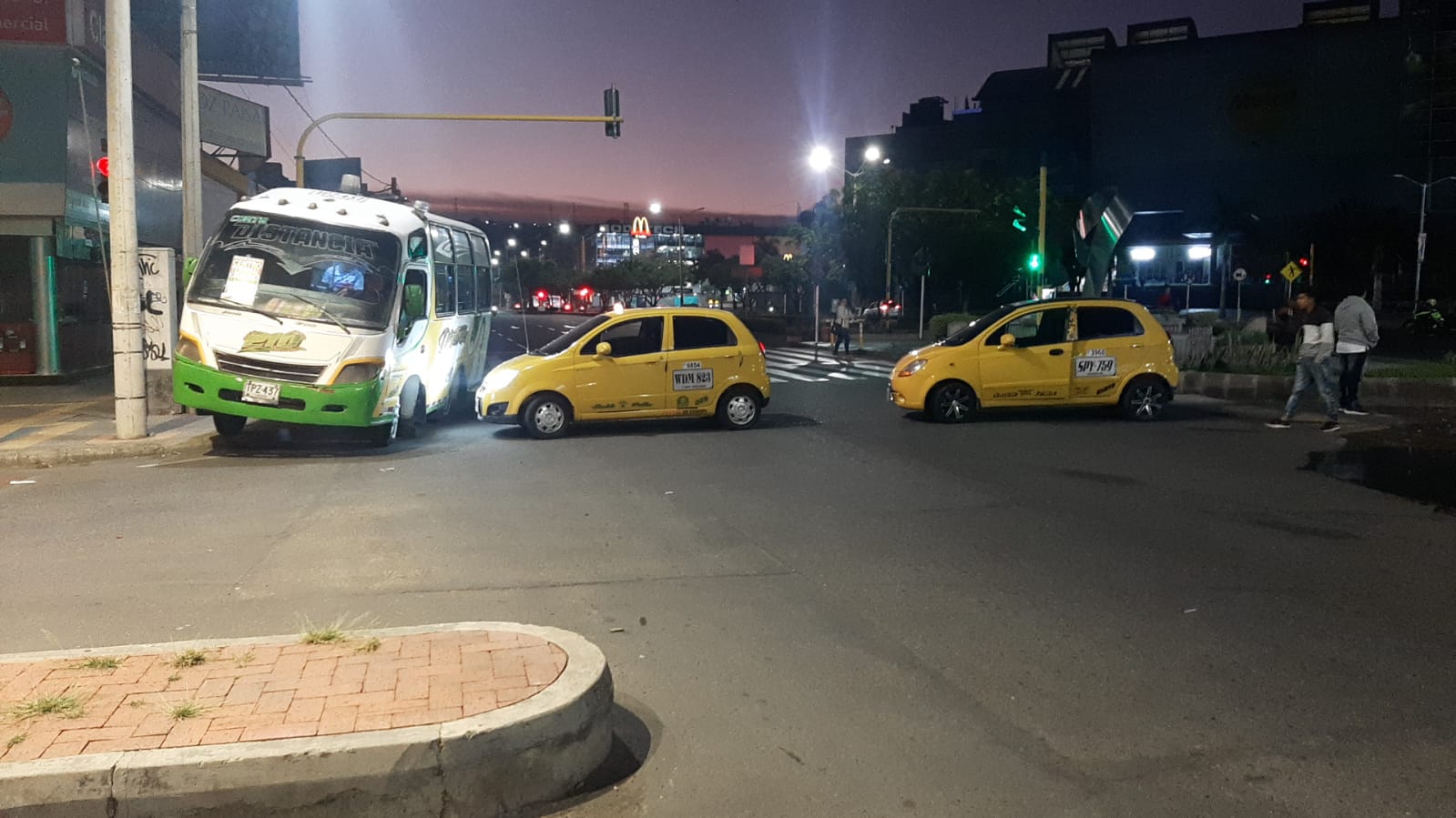 Bloqueo en la Diagonal Santander frente al Ventura Plaza.