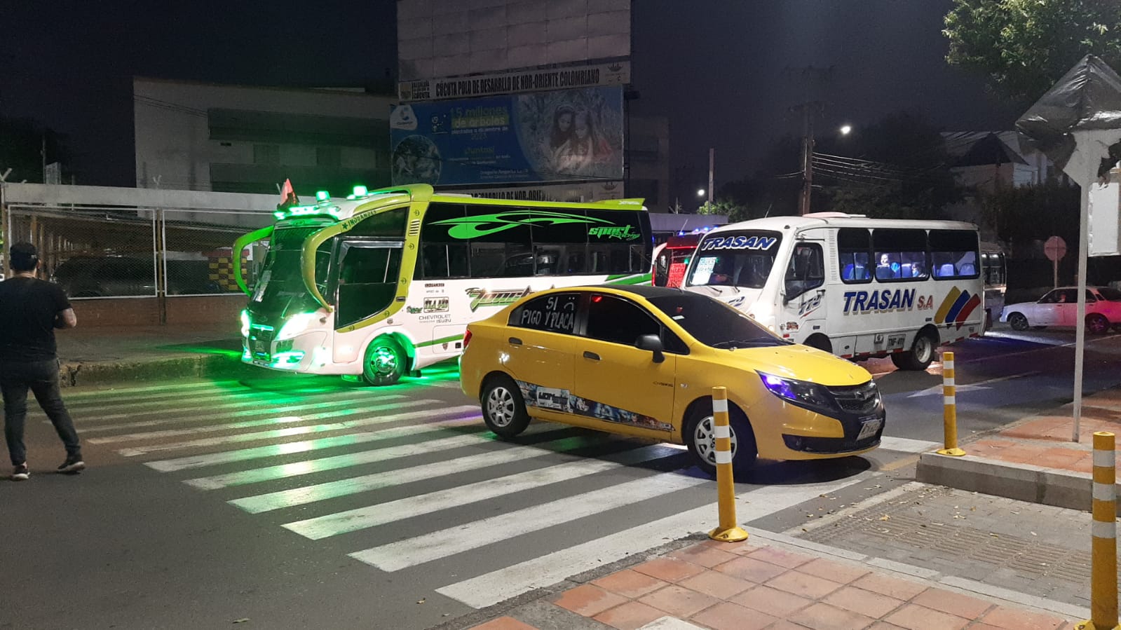 Bloqueo en el cruce de  la Diagonal Santander y la avenida Gran Colombia.