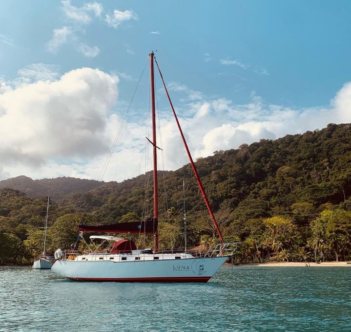 El velero tiene por nombre ‘Luna’. Sus recorridos están quedando registrados a través de la cuenta de Instagram @ sailingv.luna./ Foto: Cortesía / La Opinión 