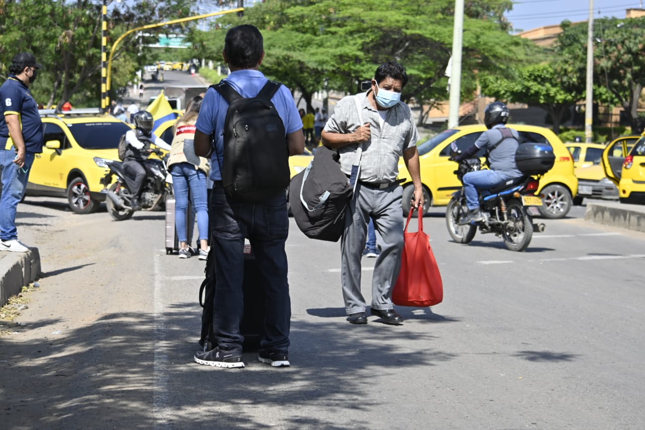 Con las maletas al hombro, así llegan los pasajeros al aeropuerto. (Foto Jorge Gutiérrez /La Opinión)