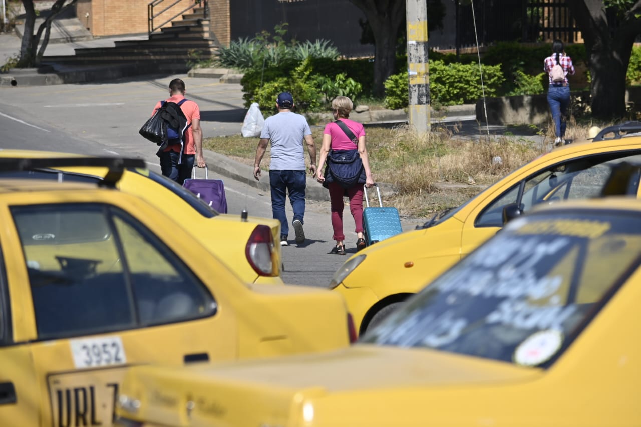 Algunos caminan en grupo para hacer menos tedioso el recorrido. (Foto Jorge Gutiérrez /La Opinión)