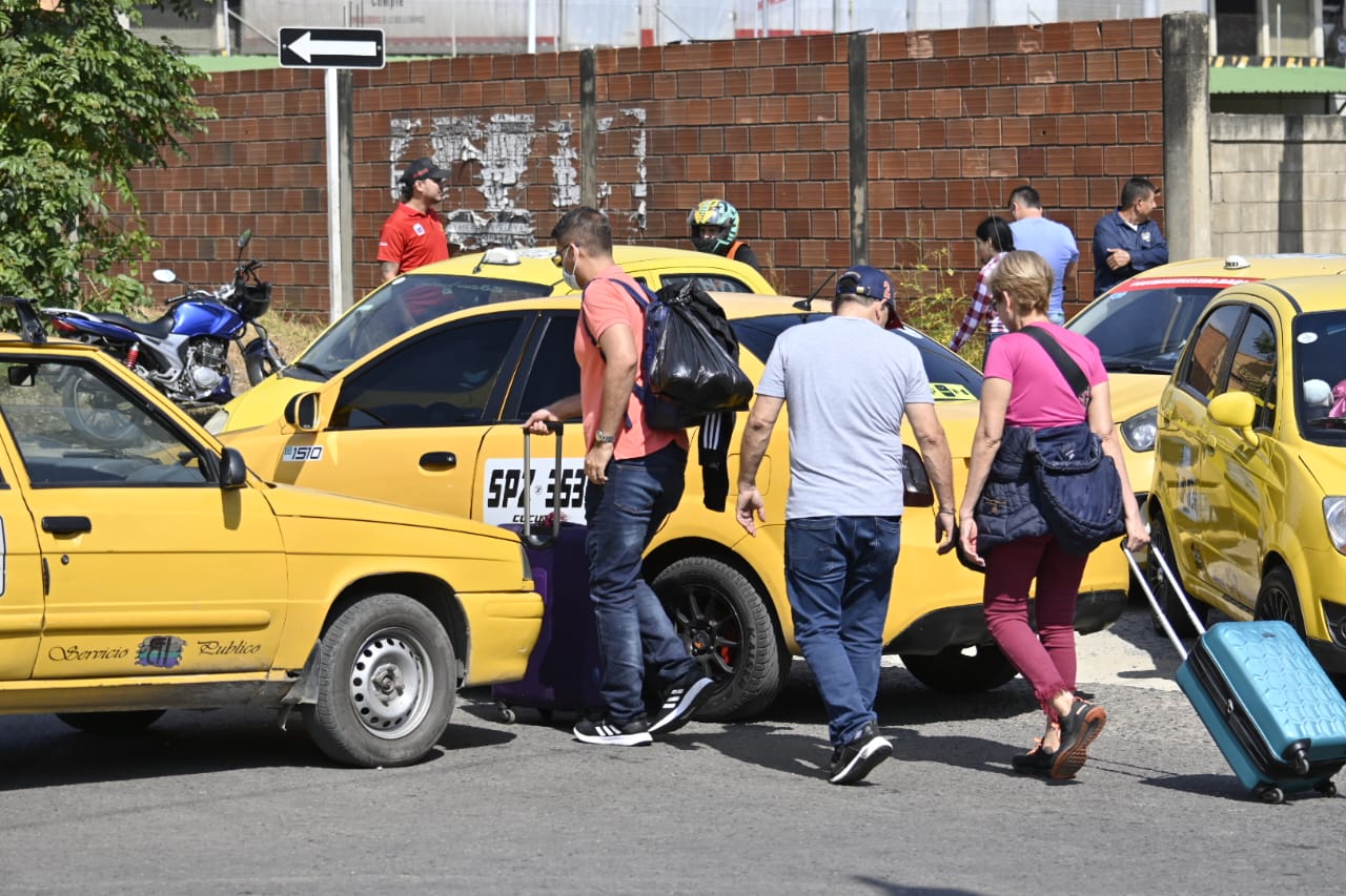 Arrastran maletas por la calle hasta llegar al aeropuerto. (Foto Jorge Gutiérrez /La Opinión)