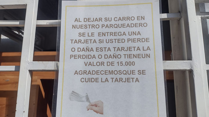 Algunos estacionamientos advierten el cobro a los conductores, incluso si pierden el recibo o tarjeta de ingreso./Foto: La Opinión