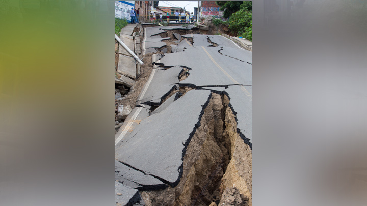 Se abrió la tierra en Villa del Rosario, puente volvió a colapsa