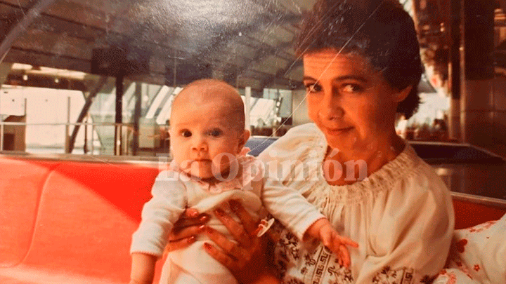 Esta fotografía es el recuerdo de Renate junto a la mamá adoptiva, cuando ya viajaban a Noruega y allí esperaban en el aeropuerto de París.