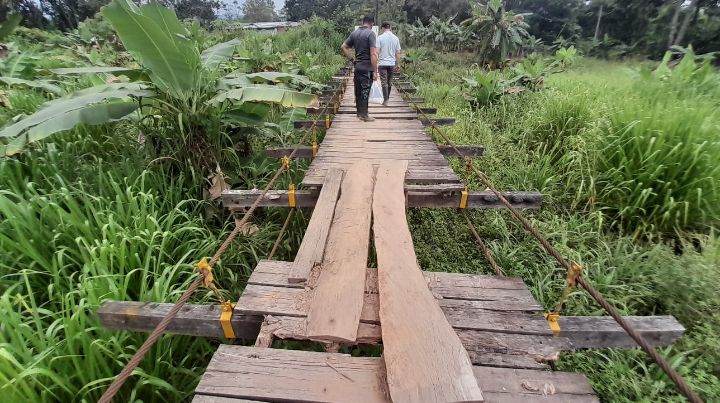 Los transeúntes deben mantener el equilibrio para pasar por este tramo que no tiene barandas ni guayas de protección. / Foto: Deicy Sifontes / La Opinión 