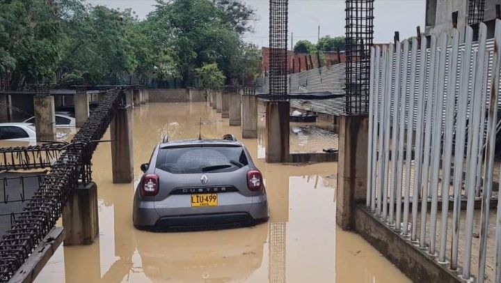 Torres del Norte en el barrio La Ínsula varios vehículos quedaron inundados