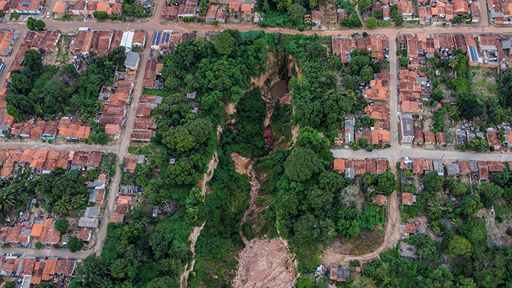 Ciudad amazónica de Brasil colapsa ante el avance de enormes cráteres    