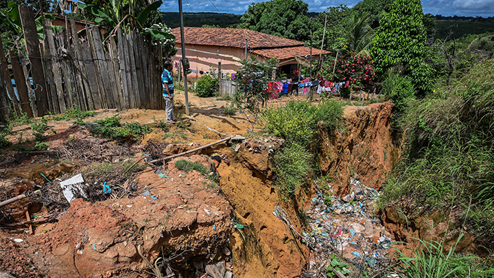 Ciudad amazónica de Brasil colapsa ante el avance de enormes cráteres    