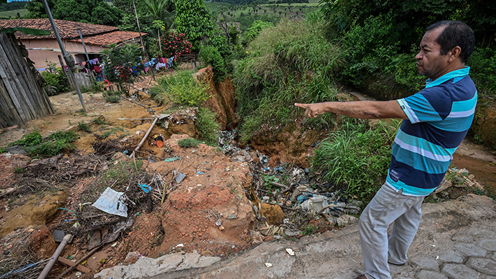 Ciudad amazónica de Brasil colapsa ante el avance de enormes cráteres    