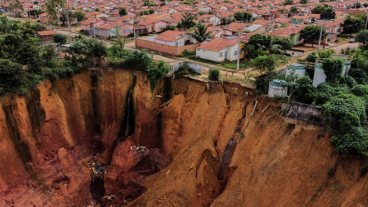 Ciudad amazónica de Brasil colapsa ante el avance de enormes cráteres    