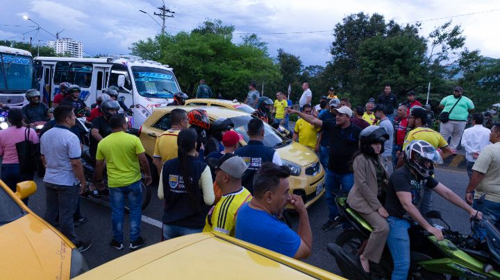 Bloqueo de taxistas en la Diagonal Santander. / Fotos: Juan Pablo Cohen / La Opinión