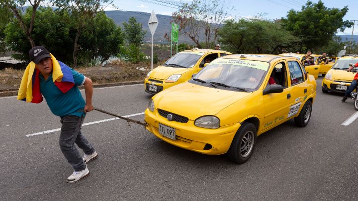 El taxista que arrastró su carro por la autopista internacional. 