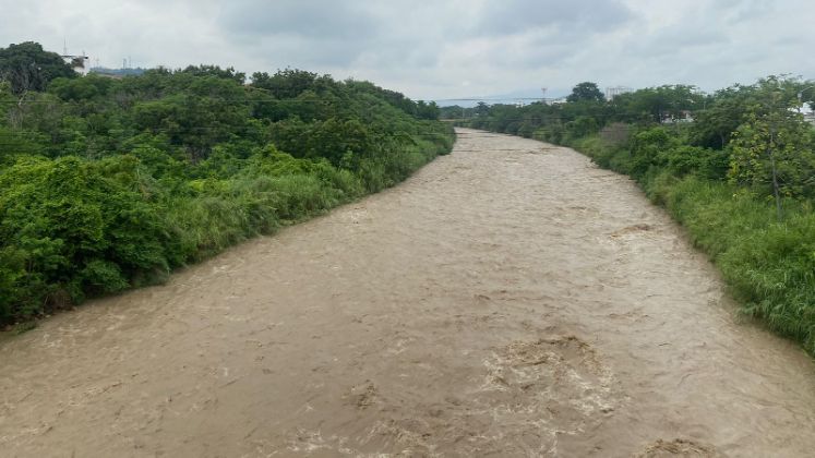 Las fuertes precipitaciones aumentaron el caudal del río Pamplonita./ Foto: Lisbeth Vargas/ La Opinión 