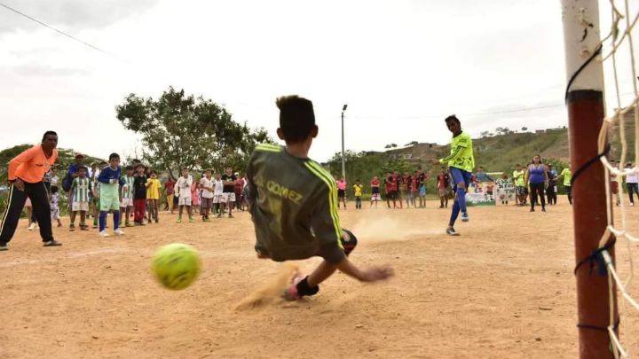 Los campeonatos de fútbol involucran a niños de todos los sectores. 