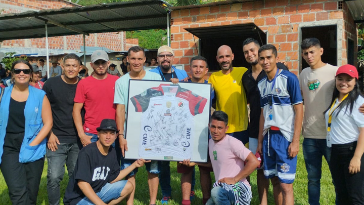 Los participantes recibieron una camiseta firmada por los jugadores del Cúcuta Deportivo