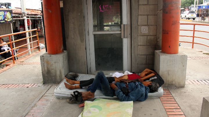 En el día, los habitantes de calle duermen con colchones en el puente peatonal. / Foto: Carlos Ramírez.