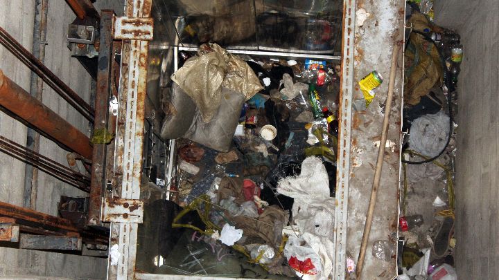 Al interior de los ascensores se pueden ver los escombros tirados por los habitantes de calle. / Foto: Carlos Ramírez.