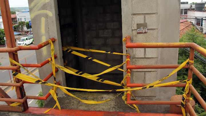 Los residentes le pusieron cintas de seguridad a los ascensores para evitar accidentes. / Foto: Carlos Ramírez.
