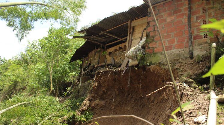Su casa quedó prácticamente en el aire, sin bases. / Foto: Carlos Eduardo Ramírez / La Opinión 
