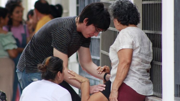 La familia de la víctima llegó al sitio a lamentar su pérdida.