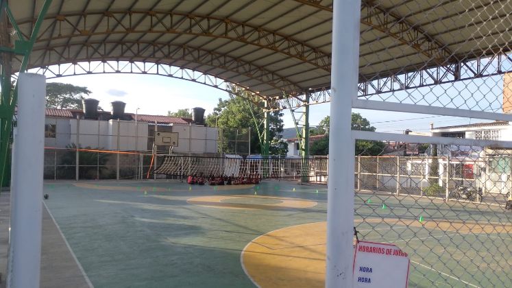 Jovenes practican microfútbol, baloncesto y voleibol en el barrio