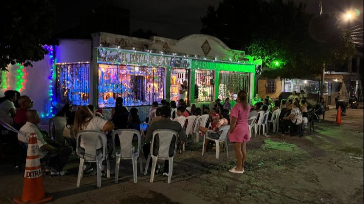 Alrededor de 180 personas se reúnen para hacer las novenas al frente de esta vivienda