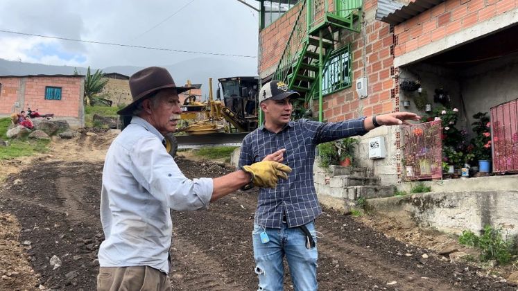 El concejal Flórez ha transformado Chitagá con más de 60 obras, incluyendo proyectos de producción para campesinos, mejoras en vías urbanas y rurales, ampliación de servicios, instalación de internet en escuelas rurales y fortalecimiento de gremios.