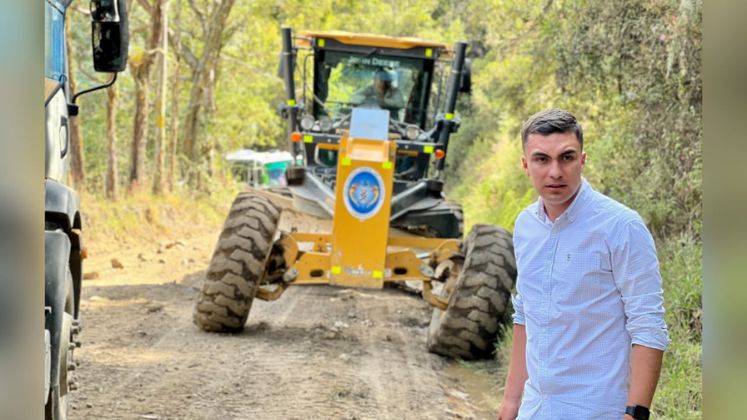 El concejal Flórez ha transformado Chitagá con más de 60 obras, incluyendo proyectos de producción para campesinos, mejoras en vías urbanas y rurales, ampliación de servicios, instalación de internet en escuelas rurales y fortalecimiento de gremios.