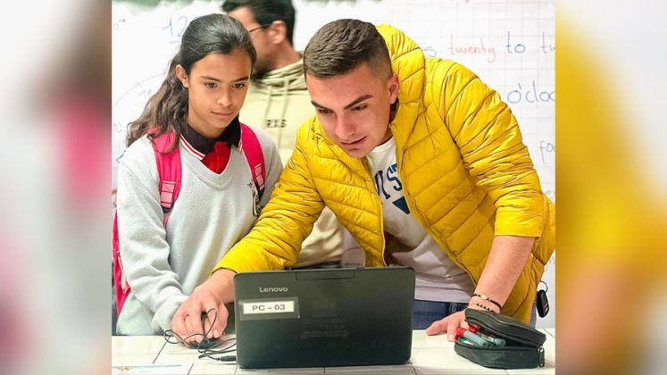 El concejal Flórez ha transformado Chitagá con más de 60 obras, incluyendo proyectos de producción para campesinos, mejoras en vías urbanas y rurales, ampliación de servicios, instalación de internet en escuelas rurales y fortalecimiento de gremios.