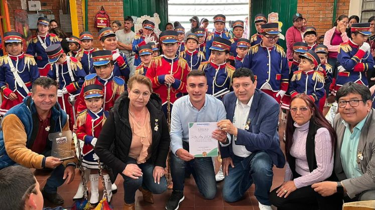 El concejal Flórez ha transformado Chitagá con más de 60 obras, incluyendo proyectos de producción para campesinos, mejoras en vías urbanas y rurales, ampliación de servicios, instalación de internet en escuelas rurales y fortalecimiento de gremios.