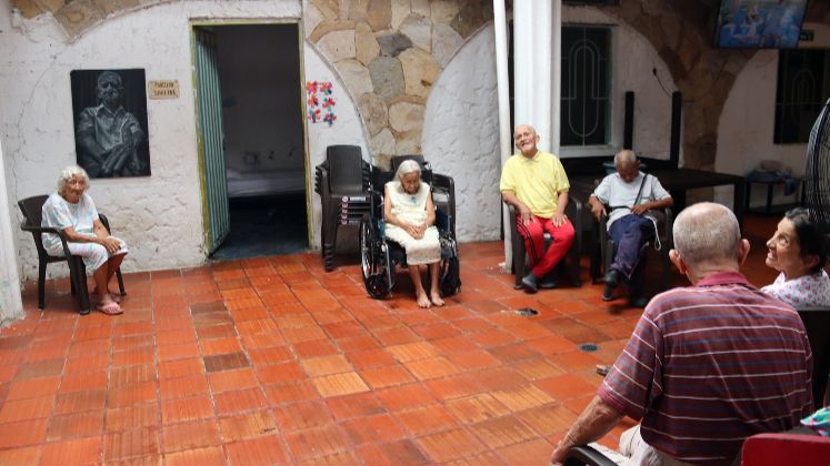 Algunos de los adultos en el lugar han sido abandonados por sus familias