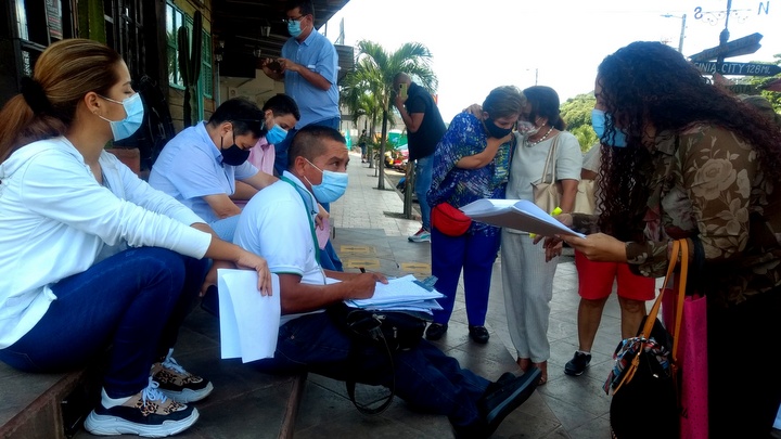 Reunión en las escaleras de Old West