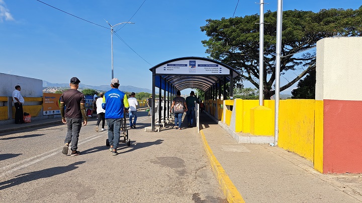 Puente Simón Bolívar todavía tiene instalados los túneles en ambos lados de la vía. Foto Anggy Polanco