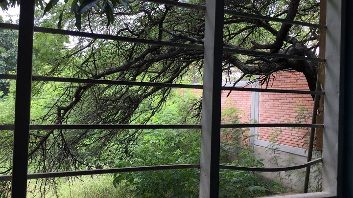 Así quedó una de las ventanas de la sede educativa