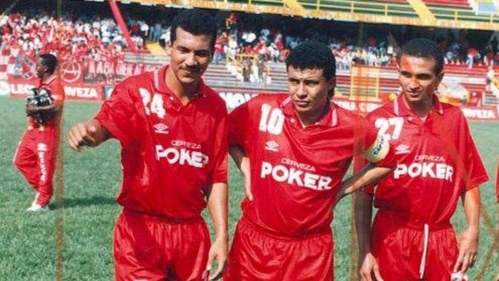 Álex Escobar (centro) figura histórica del América.