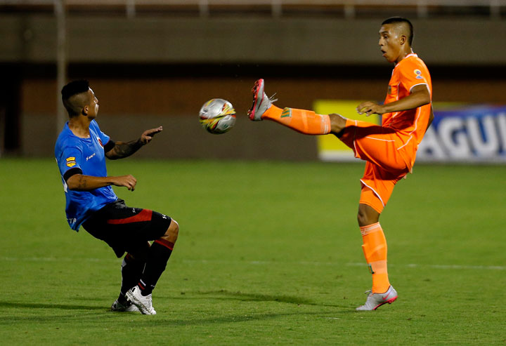 Cúcuta Deportivo vistiendo de azul. 