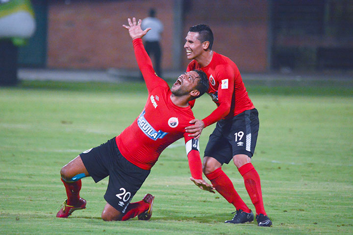 Cúcuta Deportivo, licra roja usada como uniforme en 2015. 