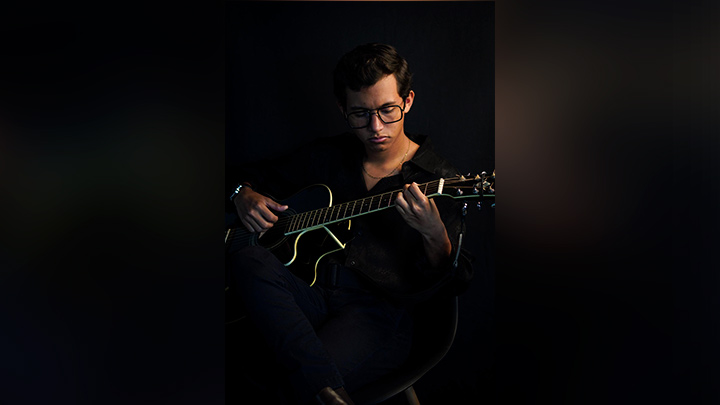 El artista entona sus temas con el apoyo de 11 músicos que interpretan diferentes instrumentos.