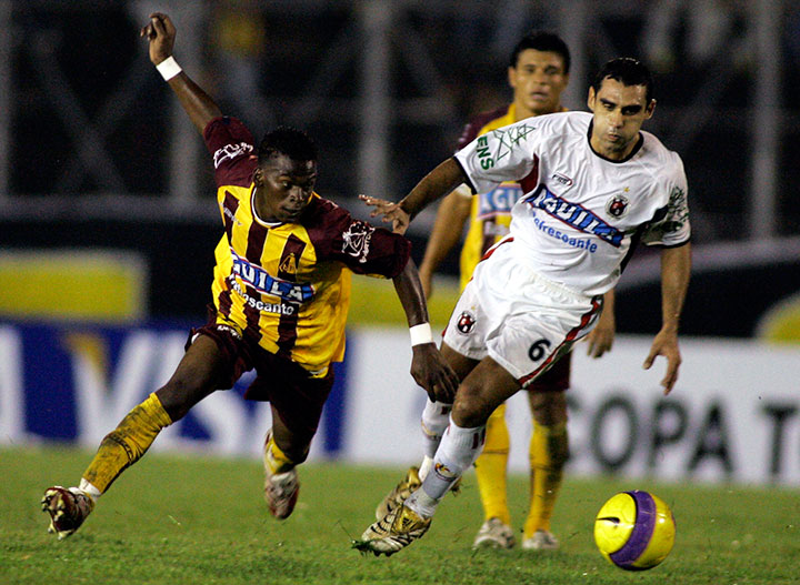 Charles Castro en Copa Libertadores. 