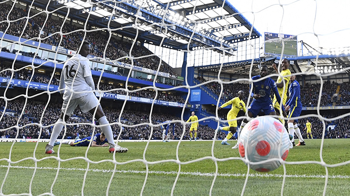 Chelsea perdió por goleada y se aleja de la cima