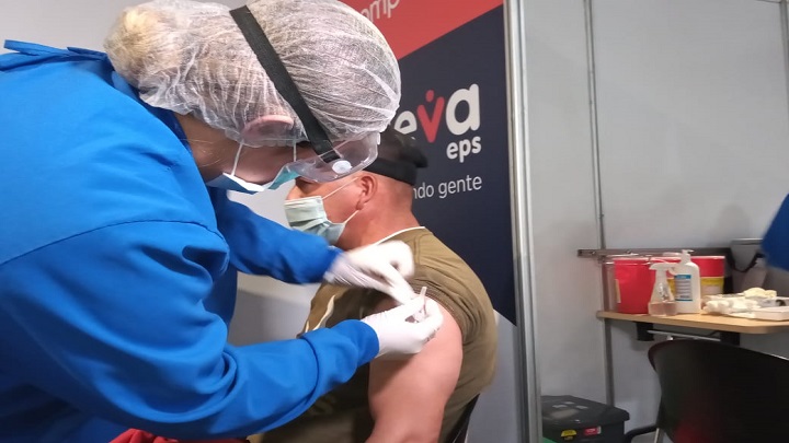 La principal medida de prevención contra la hepatitis es la vacunación.