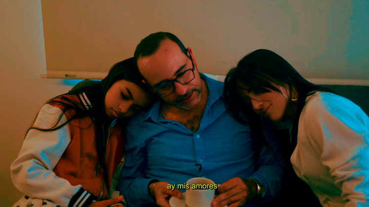 El proyecto cuenta con un equipo de producción de seis personas y un reparto de más de treinta actores. 