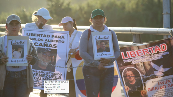 Manifestación de familiares de colombianos presos en Venezuela en el puente Simón Bolívar.