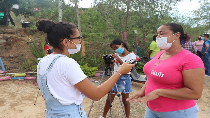Daniela entrevista a Odalis, la representante de las Chicas F, una organización conformada por mujeres que es ejemplo de perseverancia y trabajo en equipo en el asentamiento La Fortaleza./Foto: cortesía