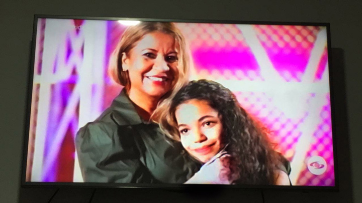 María Victoria con su mamá Maribel Pumarejo Guevara, después de pasar en las audiciones a ciegas. / Foto Cortesía.