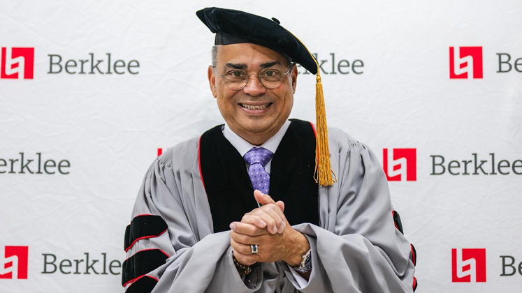 En mayo, el artista fue investido doctor honoris causa por la universidad especializada en música, Berklee College of Music. 