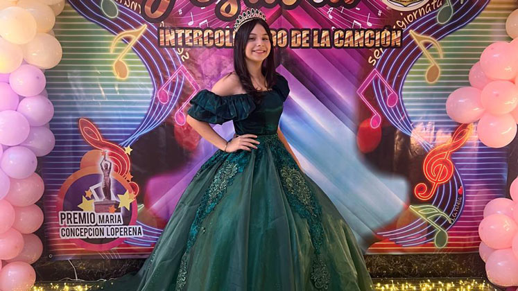 La artista recibe dos horas semanales de clases de técnica vocal.